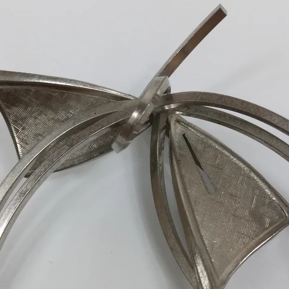 Vintage Bow Swirl Brushed Silver Tone Metal Brooch - Picture 5 of 7